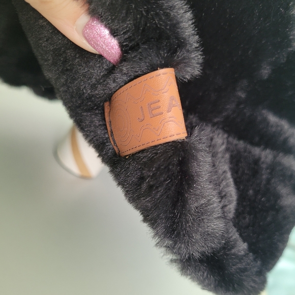 Fuzzy Bucket Hat - Picture 4 of 6